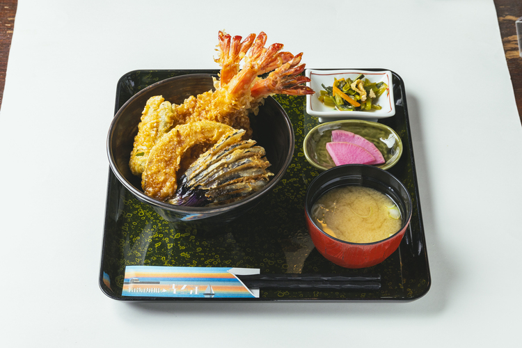 光る海